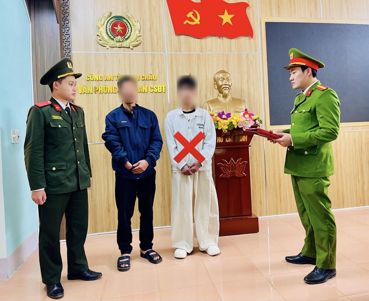 Đối tượng S.A.P (áo trắng) và người giám hộ tại cơ quan Công an