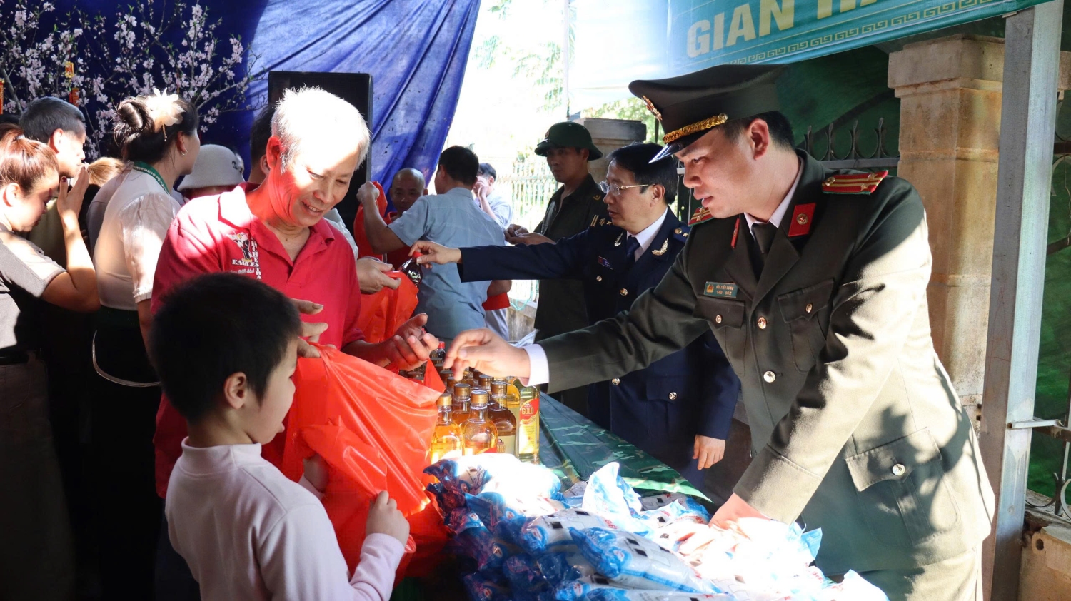 Lực lượng Quản lý xuất nhập cảnh phối hợp tổ chức chương trình tại xã biên giới