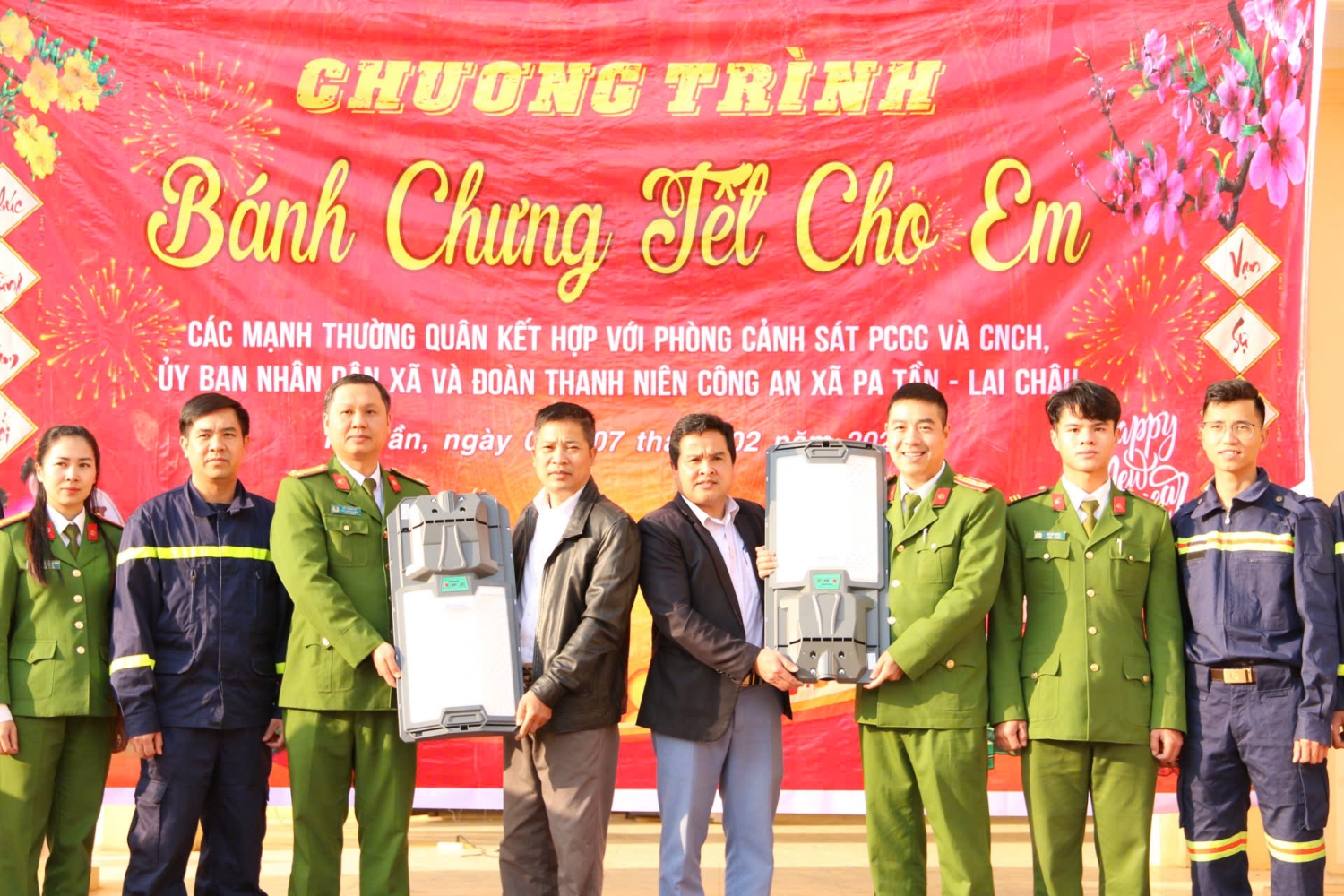 Trao và lắp đặt đèn năng lượng mặt trời