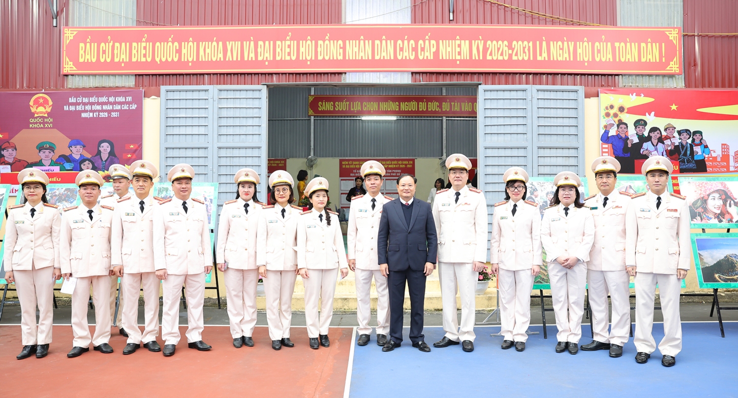 Bí thư Tỉnh ủy Lê Minh Ngân chụp ảnh lưu niệm với lãnh đạo, cán bộ chiến sĩ Công an Lai Châu thực hiện nhiệm vụ "kép" tại "Ngày hội non sông"