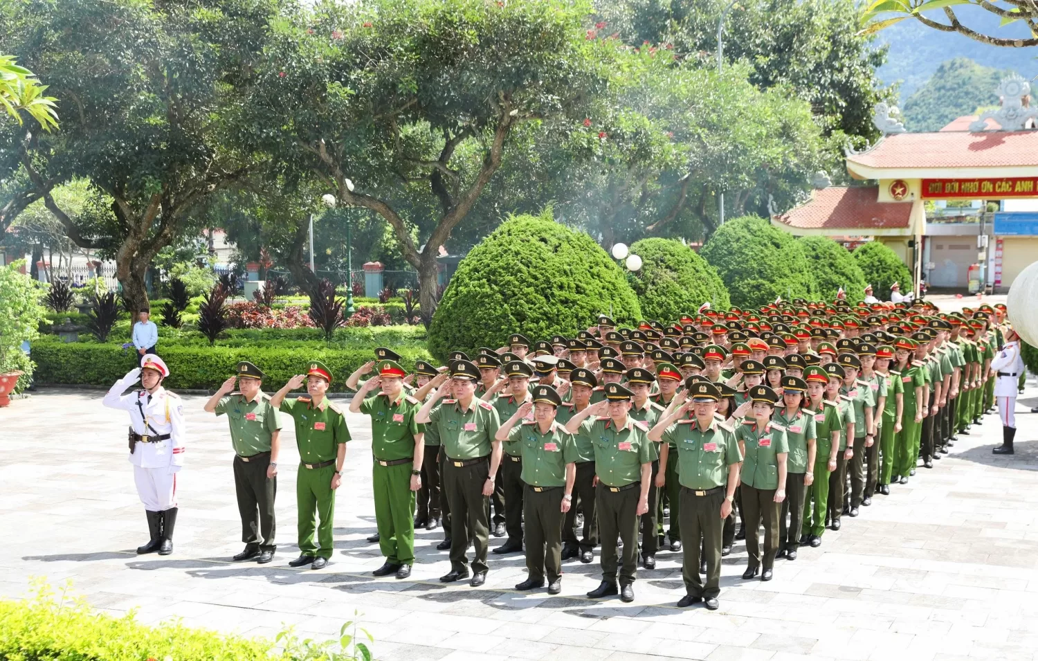 Đại úy Nguyễn Xuân Long (mặc lễ phục) cùng đội danh dự tham gia phục vụ Đại hội đại biểu Đảng bộ Công an tỉnh Lai Châu lần thứ XVIII, nhiệm kỳ 2025–2030.