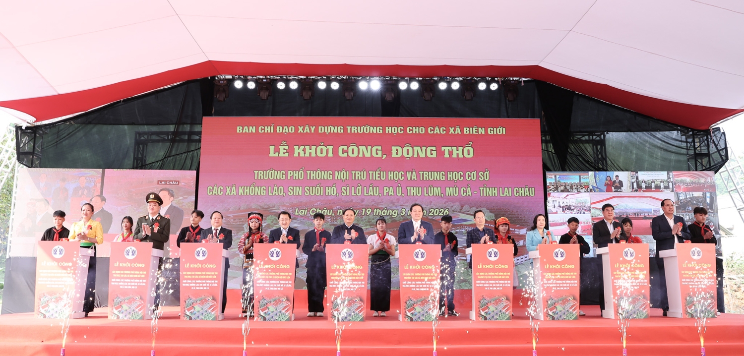 Các đại biểu thực hiện nghi thức khởi công xây dựng 6 trường liên cấp tại Lai Châu