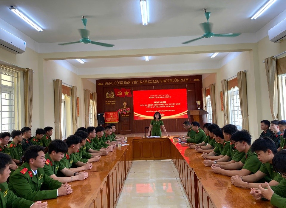 Thượng tá Trần Thị Thanh - PTP phát biểu quán triệt các nội dung của Hội nghị