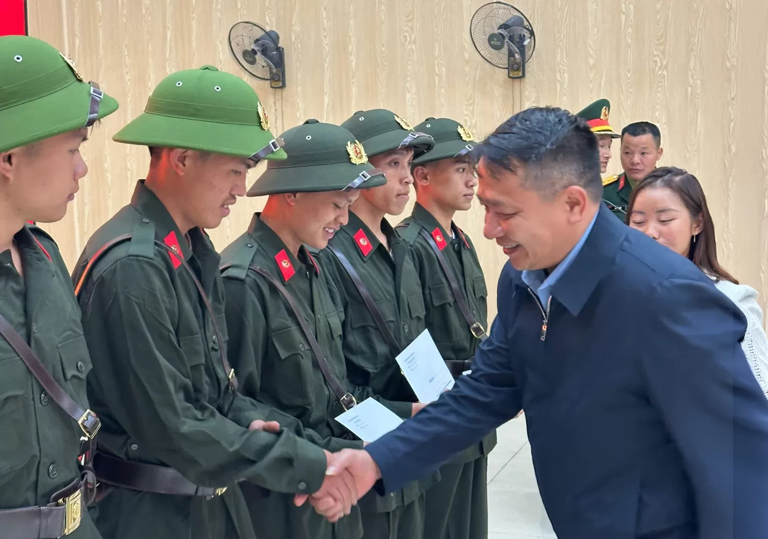 Lãnh đạo uỷ ban tặng quà động viên các thanh niên lên đường nhập ngũ