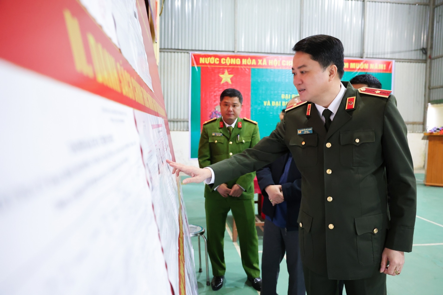 Thiếu tướng Nguyễn Viết Giang kiểm - Uỷ viên BTV Tỉnh uỷ, Giám đốc Công an tỉnh kiểm tra công tác chuẩn bị bầu cử tại khu vực bỏ phiếu
