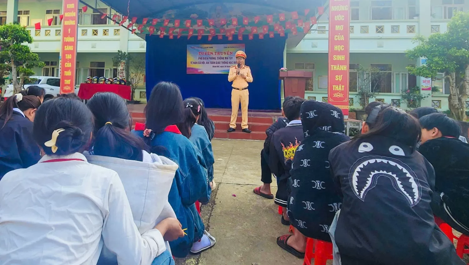 Lực lượng cảnh sát giao thông tuyên truyền nâng cao nhận thức, ý thức trách nhiệm cho các em học sinh vùng cao