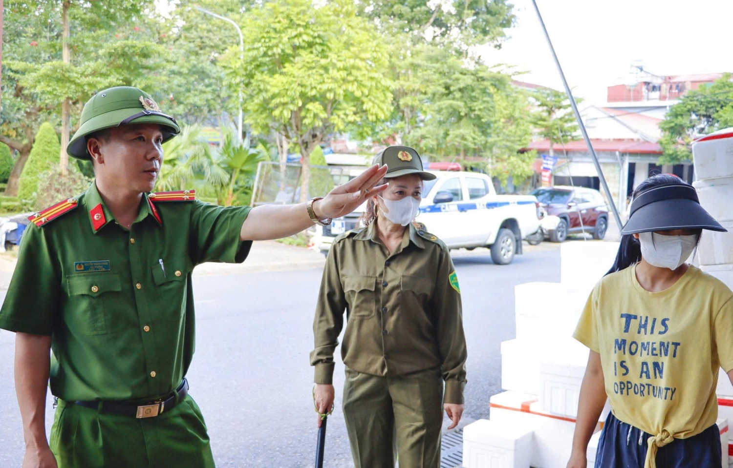 Chị Lò Thị Bình phối hợp lực lượng Công an tuyên truyền, hướng dẫn người dân chấp hành các quy định về an ninh trật tự trên địa bàn.