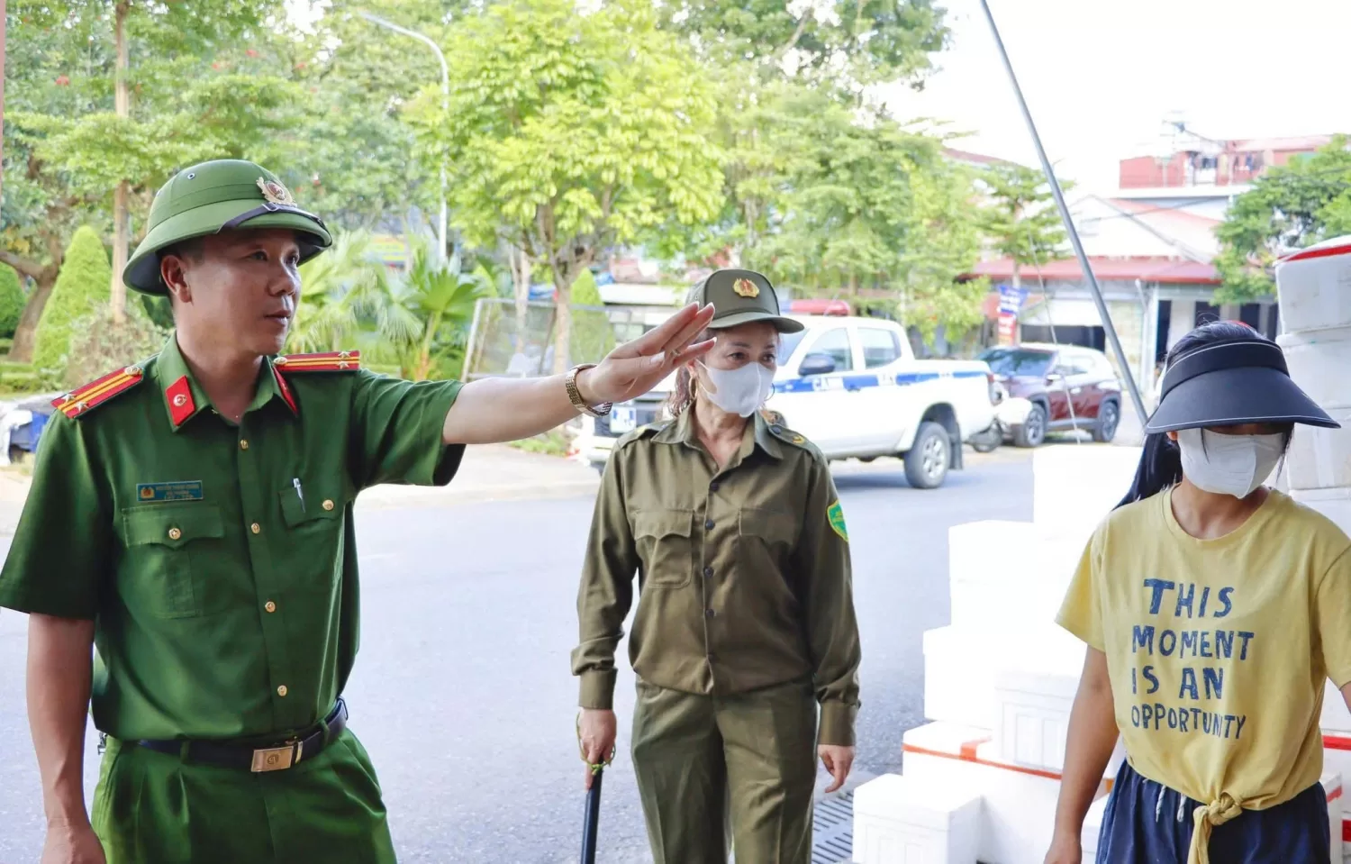 Chị Lò Thị Bình phối hợp lực lượng Công an tuyên truyền, hướng dẫn người dân chấp hành các quy định về an ninh trật tự trên địa bàn.
