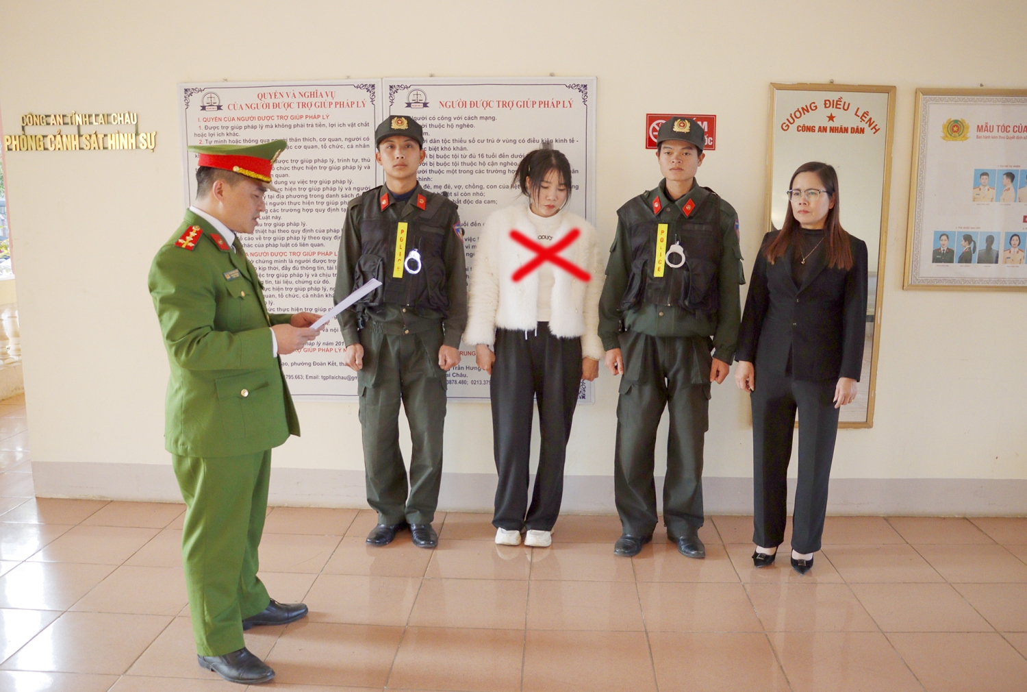 Cơ quan Cảnh sát điều tra Công an tỉnh Lai Châu thi hành lệnh bắt bị can để tạm gia đối với Lò Thị Kem về hành vi mua bán người