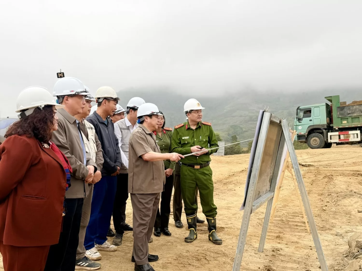 Đoàn công tác kiểm tra tiến độ xây dựng Trường phổ thông nội trú liên cấp TH&THCS xã Dào San.