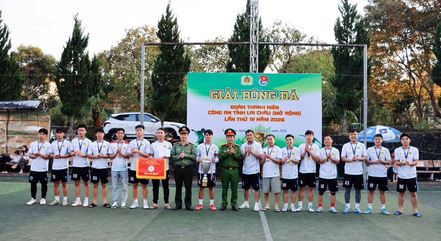 Thượng tá Nguyễn Tiến Khang - Trưởng phòng Công tác Chính trị trao huy chương vàng cho đội bóng giành chức vô địch