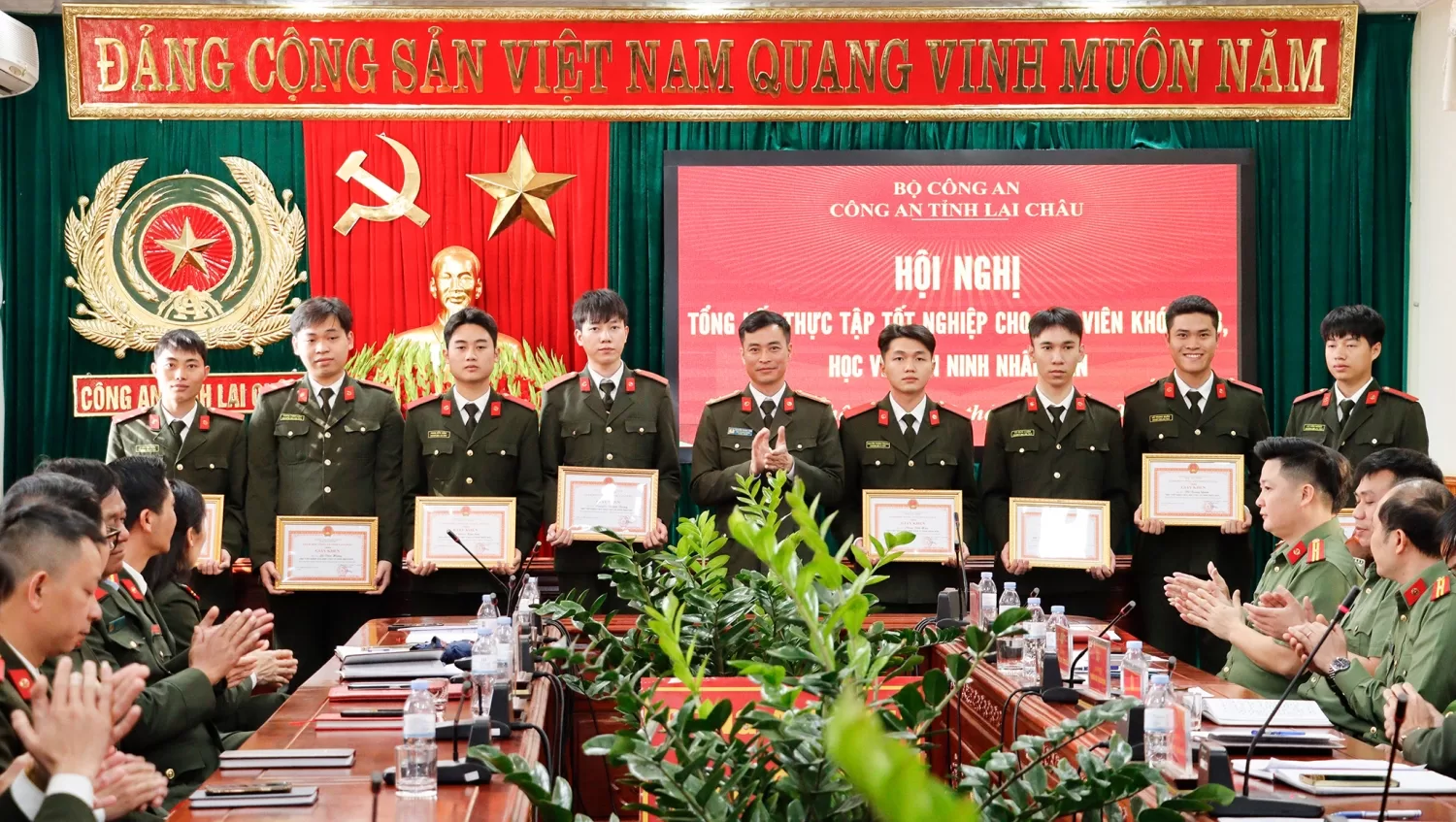 08 cá nhân có thành tích xuất sắc trong quá trình thực tập được Giám đốc Công an tỉnh tặng Giấy khen