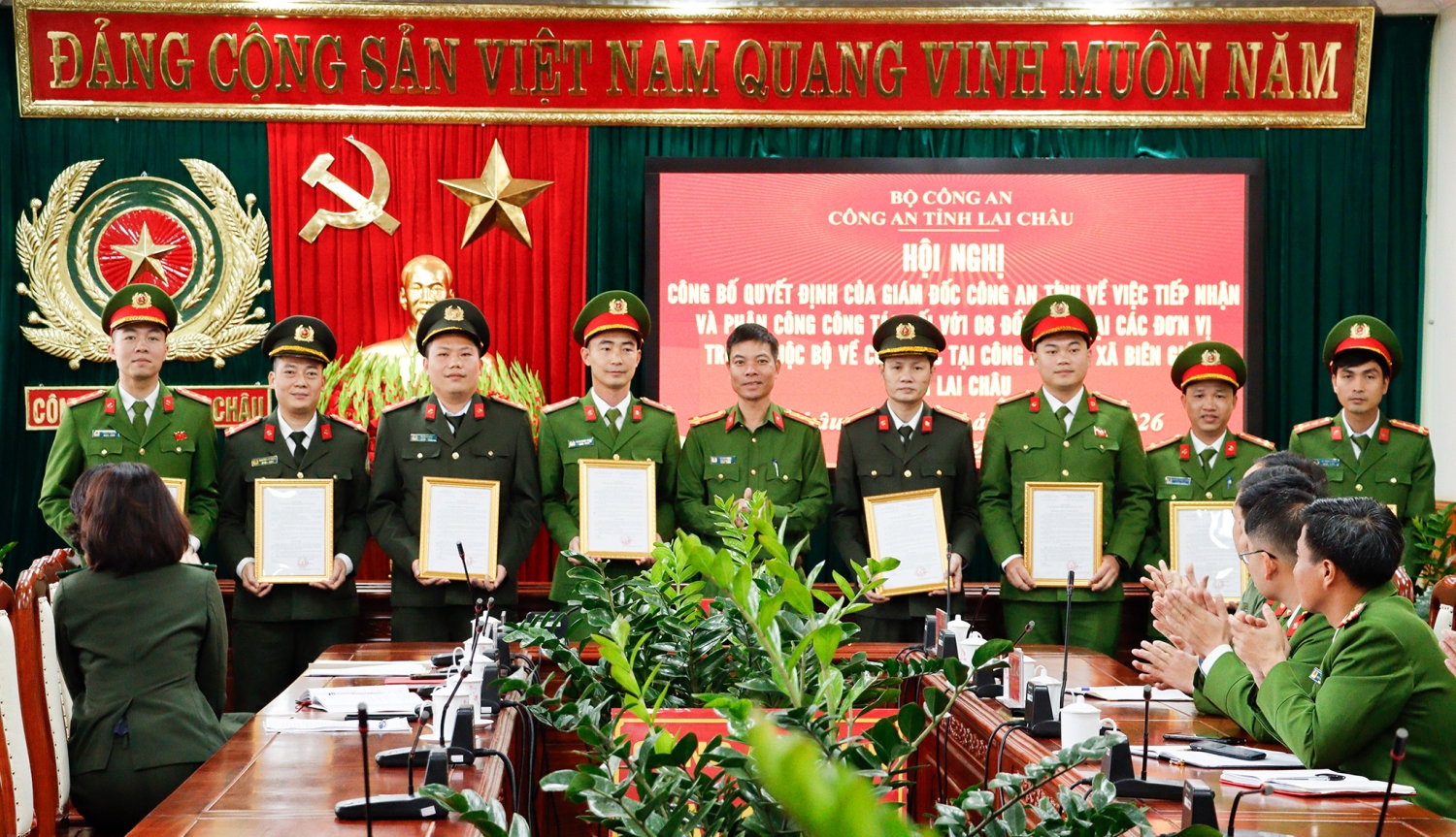 Đại tá Lê Anh Hưng - Phó Giám đốc Công an tỉnh trao Quyết định tiếp nhận, phân công công tác cho các đồng chí được điều chuyển