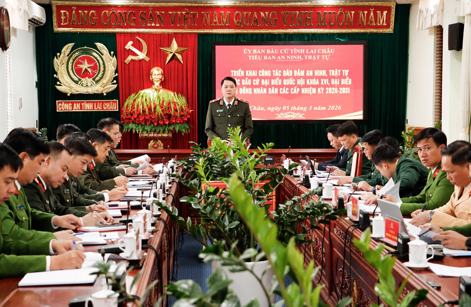 Thiếu tướng Nguyễn Viết Giang - Ủy viên Ban Thường vụ Tỉnh ủy, Giám đốc Công an tỉnh, Trưởng Tiểu ban an ninh, trật tự phát biểu tại buổi làm việc