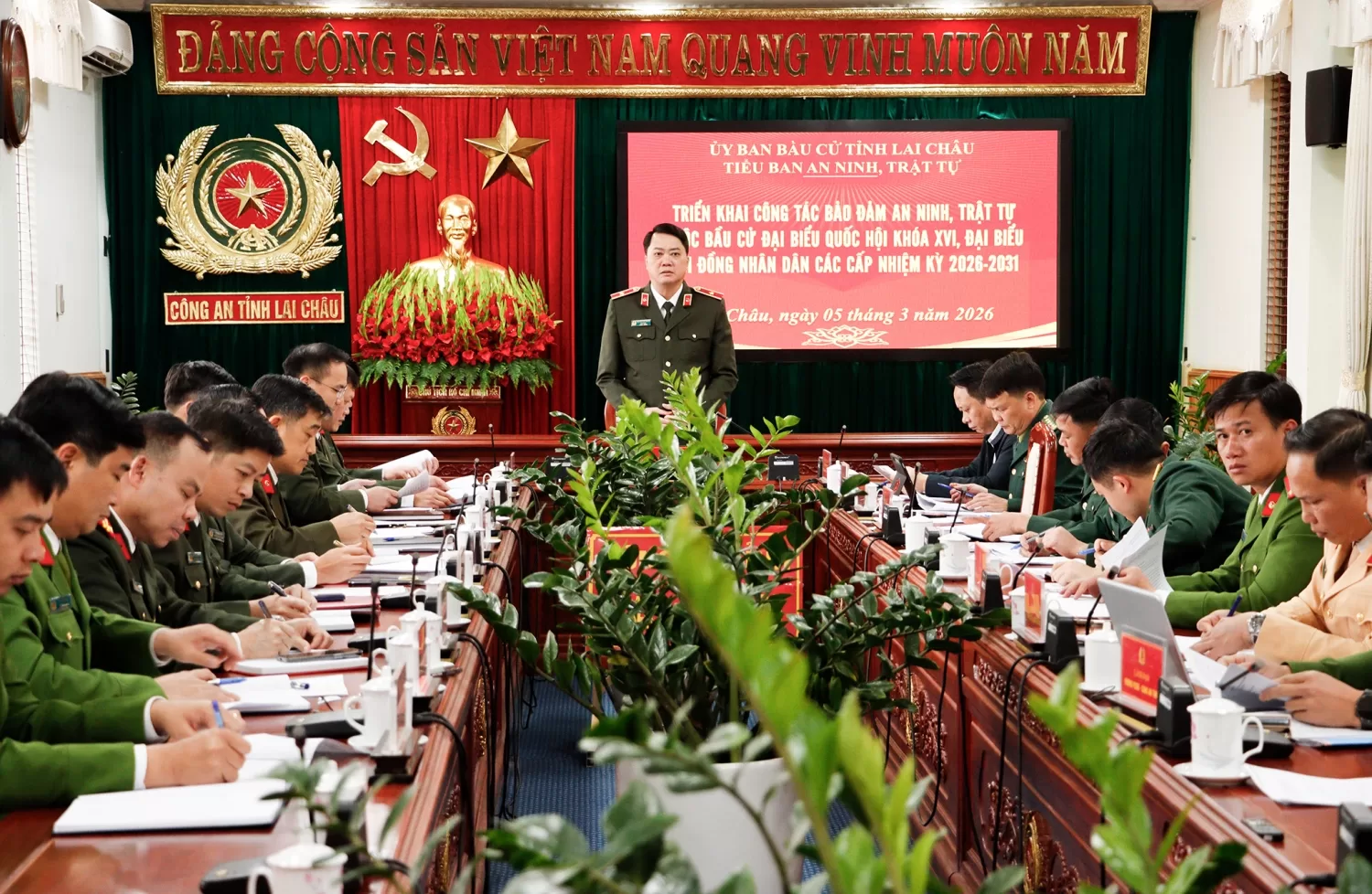 Thiếu tướng Nguyễn Viết Giang - Ủy viên Ban Thường vụ Tỉnh ủy, Giám đốc Công an tỉnh, Trưởng Tiểu ban an ninh, trật tự phát biểu tại buổi làm việc