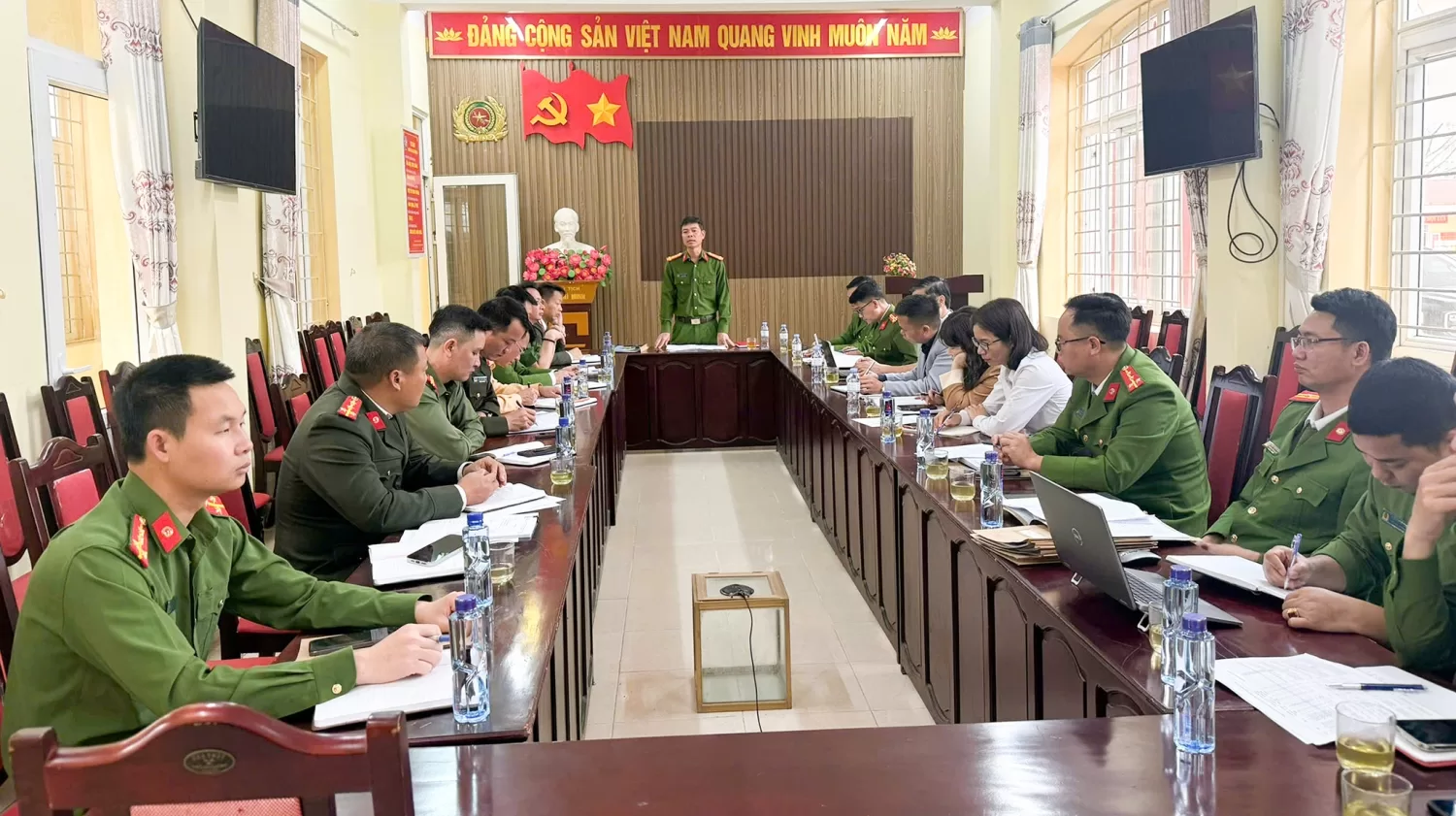 Đại tá Lê Anh Hưng - Phó Giám đốc Công an tỉnh phát biểu tại buổi làm việc