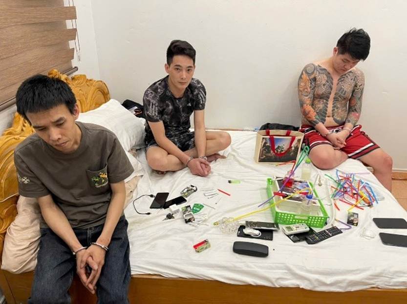 03 đối tượng và tang vật tại hiện trường