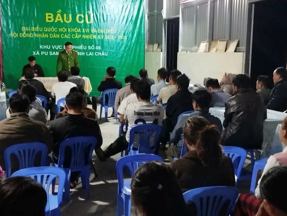 Đồng chí Thiếu tá Lê Bá Hiển - Phó trưởng Công an xã Tổ chức tuyên truyền tại điểm bầu cử bản Phi Hồ