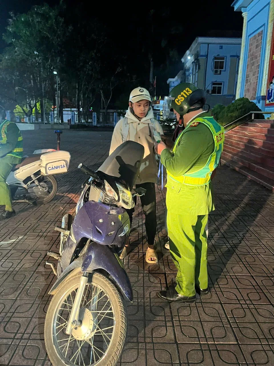 Công an xã Phong Thổ tăng cường kiểm tra, nhắc nhở người tham gia giao thông chấp hành pháp luật