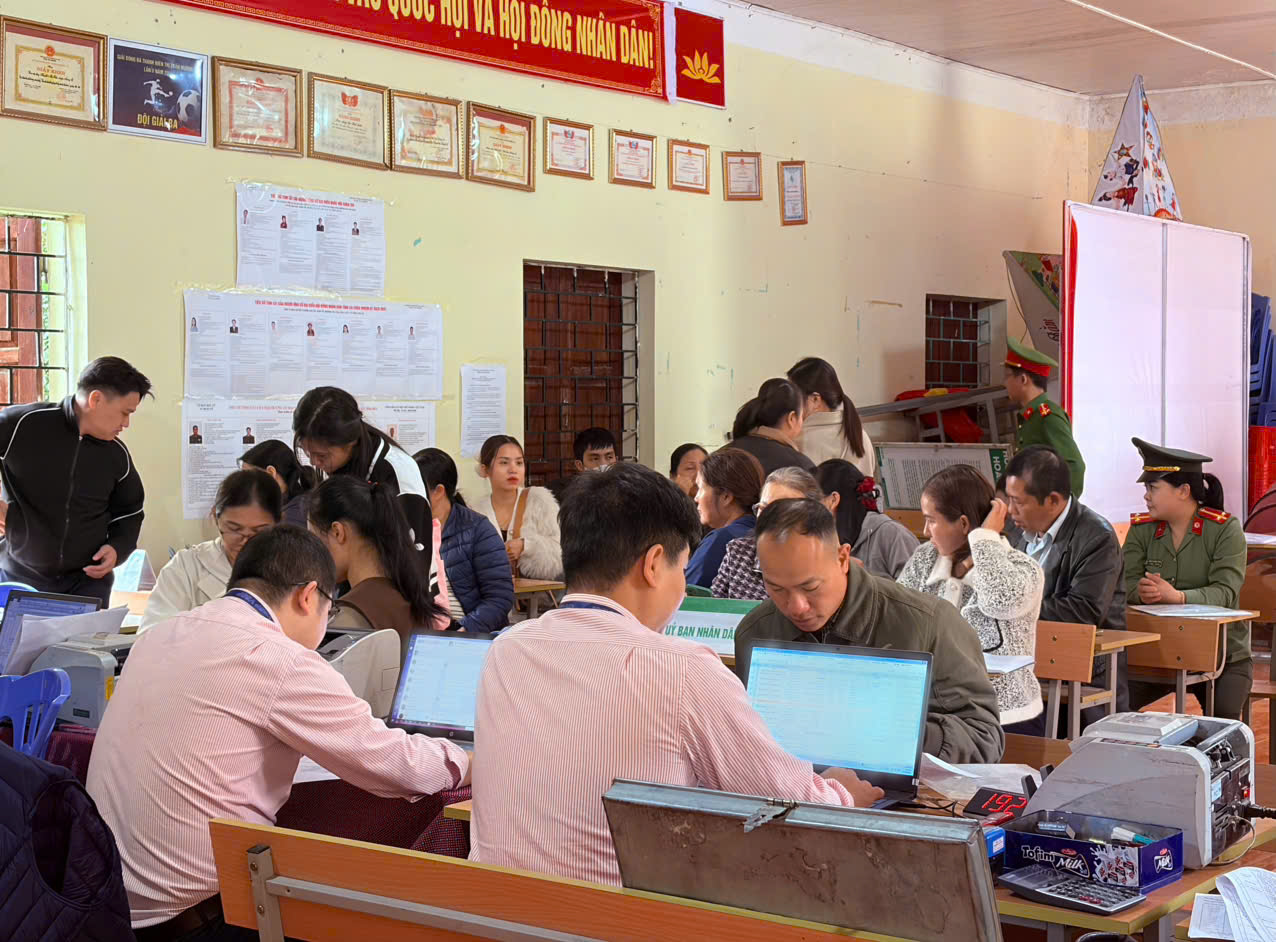 CBCS Công an xã tham gia bảo đảm an ninh, trật tự tại điểm giao dịch.