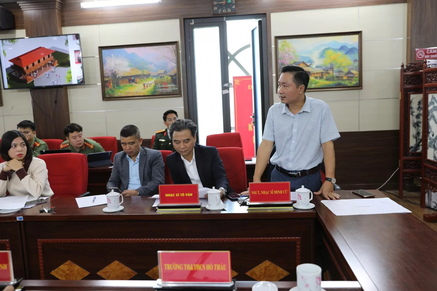 Công an xã Than Uyên phối hợp Mobifone: Chốt trực xuyên cuối tuần hỗ trợ người dân chuyển đổi số