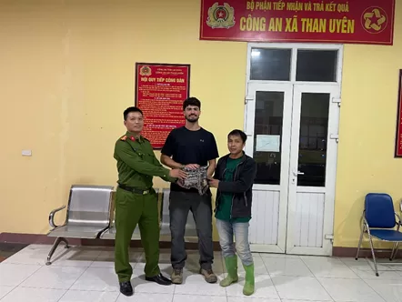 Công an xã Than Uyên cùng người dân trao trả nguyên vẹn tài sản cho du khách Israel chỉ sau hơn 2 giờ xác minh