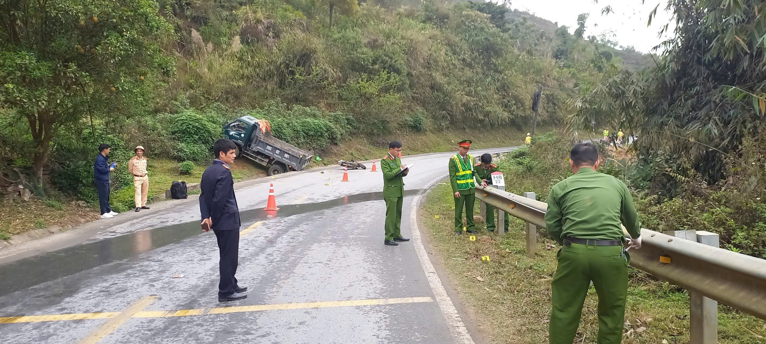 Cán bộ khám nghiệm đang khám nghiệm hiện trường vụ Tai nạn giao thông tại Km22 Quốc lộ 4D thuộc phường Đoàn Kết.