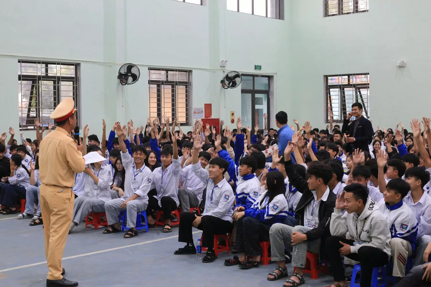 Các em học sinh sôi nổi tham gia trả lời câu hỏi của báo cáo viên về Luật ATGT
