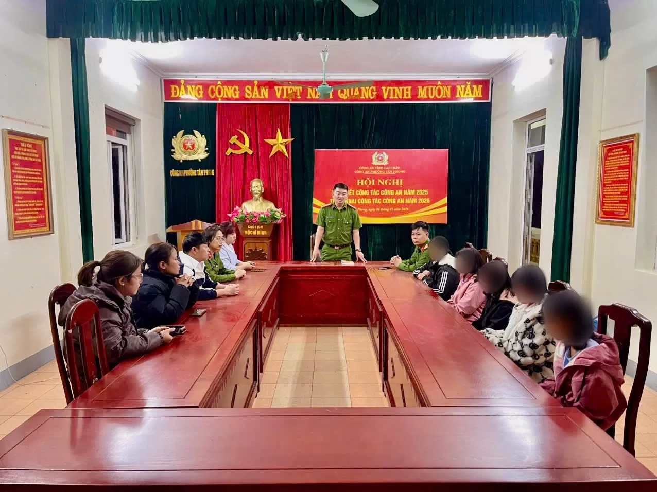 Công an phường phối hợp cùng Đoàn phường, giáo viên và phụ huynh học sinh tuyên truyền cho các em hiểu rõ hậu quả của việc bỏ học, bỏ nhà đi làm thuê.