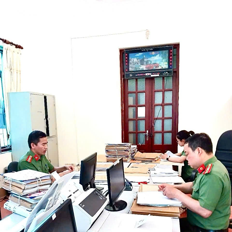 Cán bộ chiến sĩ phòng Hồ sơ nghiệp vụ thực hiện nhiệm vụ công tác số hoá