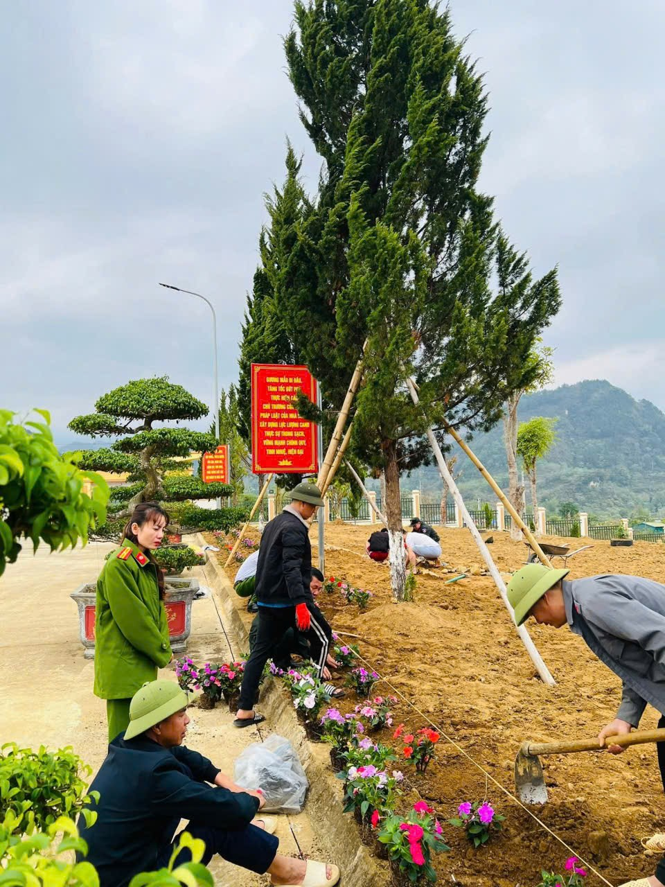 Cán bộ, chiến sĩ Phòng Cảnh sát cơ động tham gia trồng, chăm sóc cây xanh, chỉnh trang khuôn viên đơn vị.
