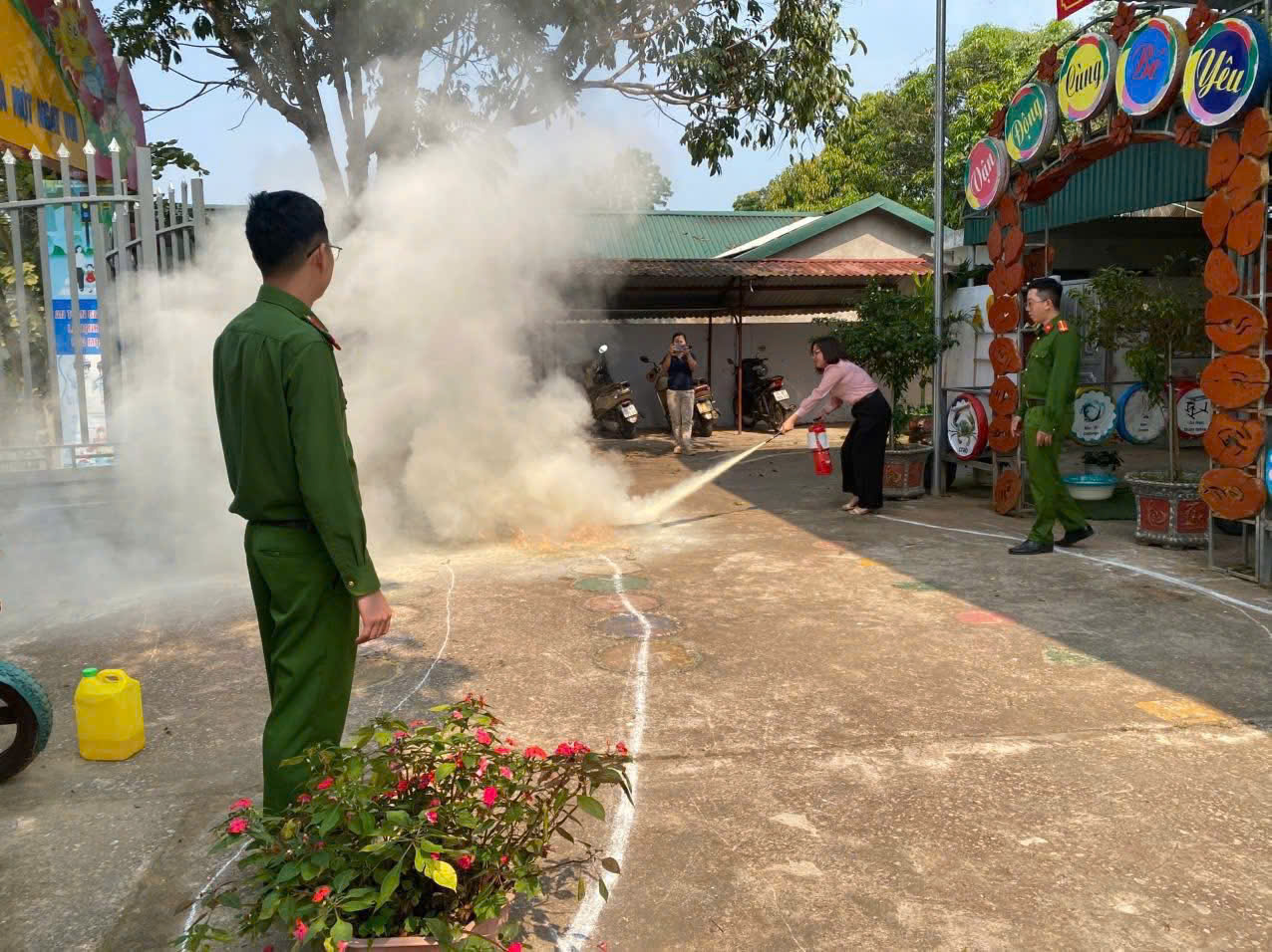 Cán bộ, giáo viên nhà trường thực hành công tác chữa cháy khi có cháy xảy ra