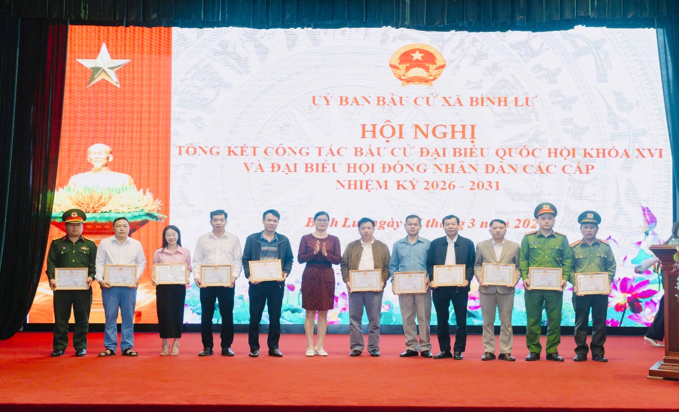 Công bố quyết định và trao thưởng cho tập thể, cá nhân có thành tích xuất sắc trong công tác bầu cử