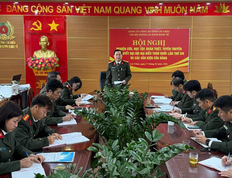 Đồng chí Phùng Thế Long, Bí thư Chi bộ, quán triệt các nội dung trọng tâm của Nghị quyết Đại hội XIV