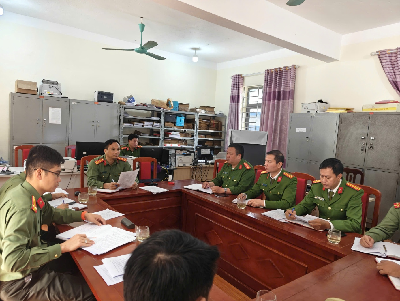 Đồng chí Hà Thái Hoàn làm việc với Công an xã Hua Bum