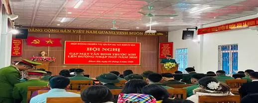Đại diện Đảng ủy, HĐND, UBND xã động viên, chúc mừng