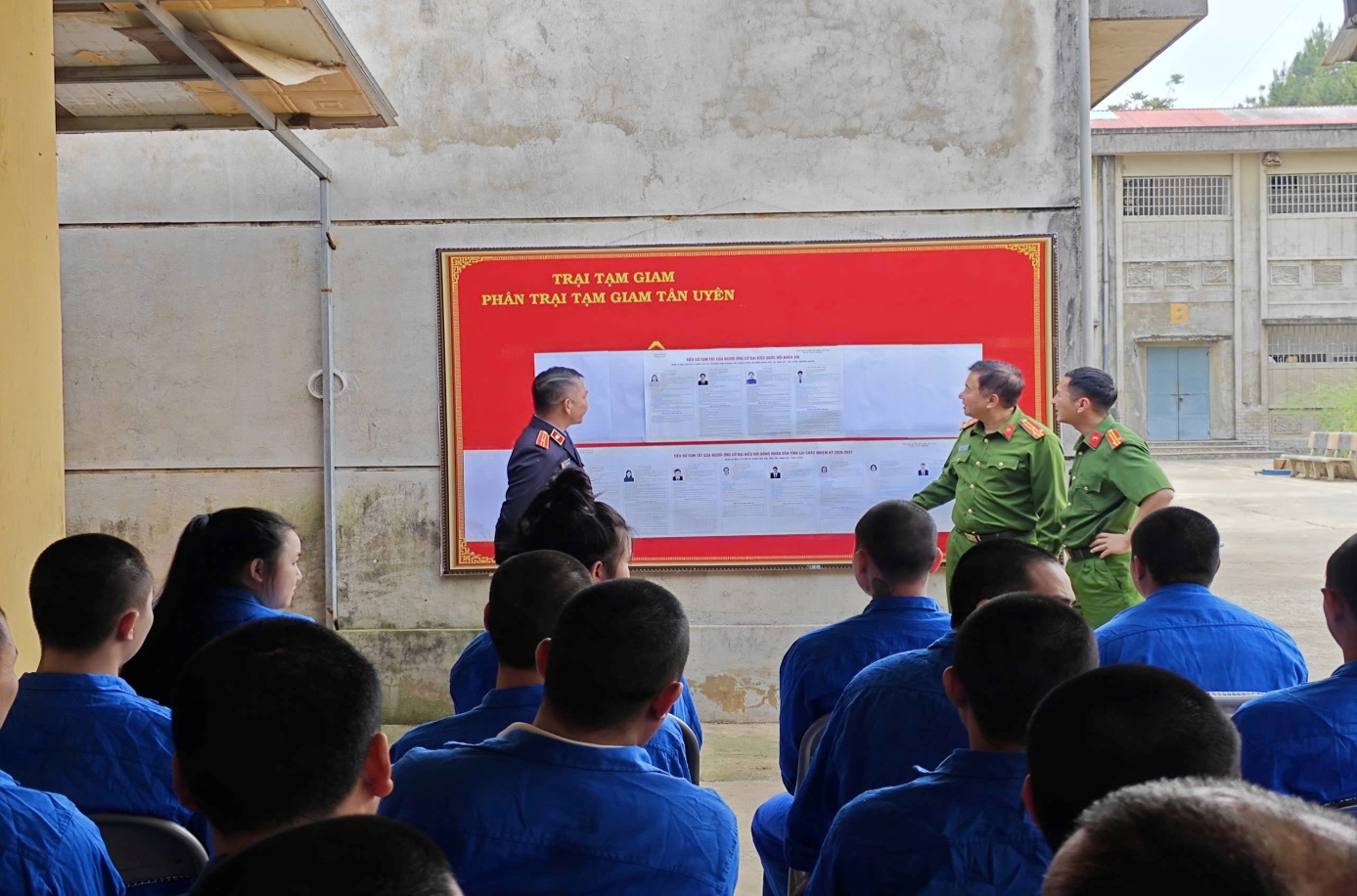 Cán bộ phân trại tạm giam Phong Thổ giải thích các quy định liên quan đến quyền và nghĩa vụ của cử tri.