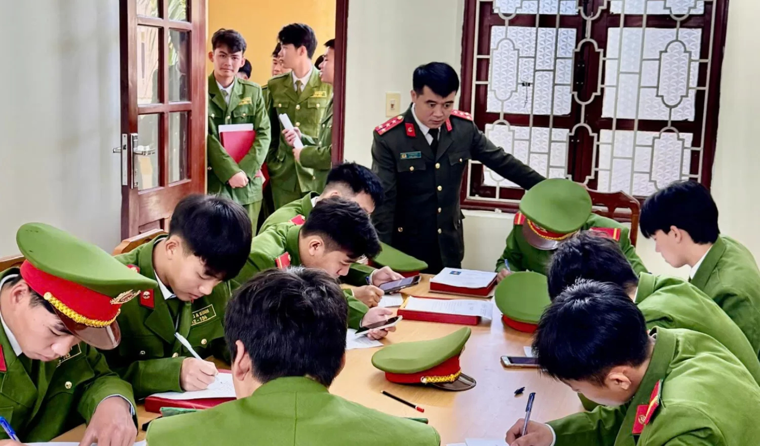 Cán bộ Đội Tài chính rà soát hồ sơ, chi trả chế độ cho chiến sĩ xuất ngũ