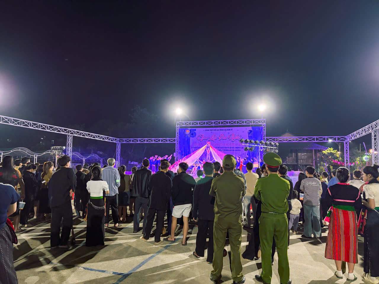 CBCS Công an xã và lực lượng an ninh, trật tự ở cơ sở bảo đảm ANTT đêm giao lưu văn nghệ.