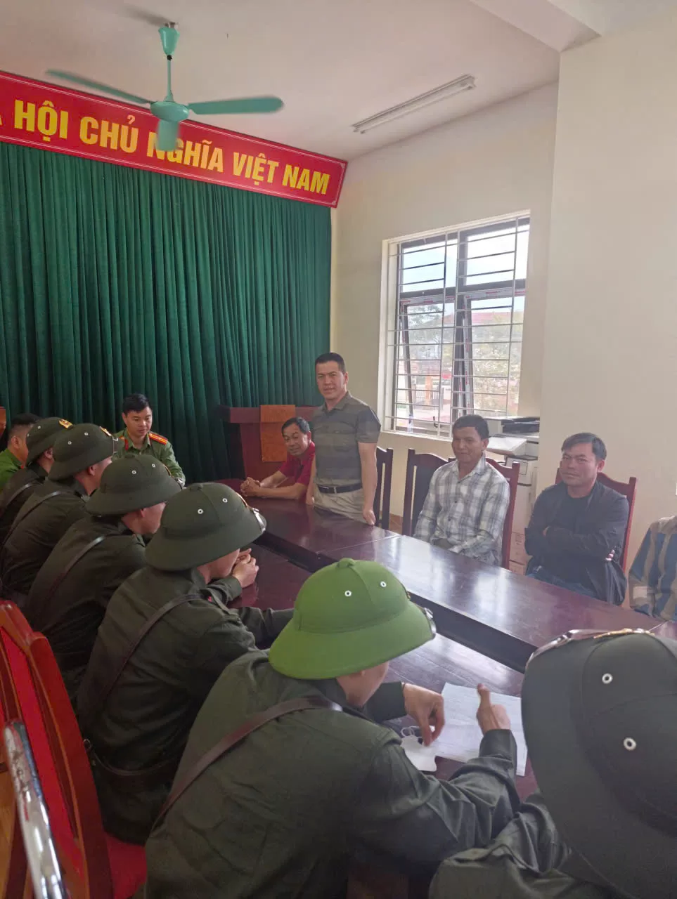Lực lượng Công an xã và các ban ngành đoàn thể chuẩn bị cho Lễ phát động.