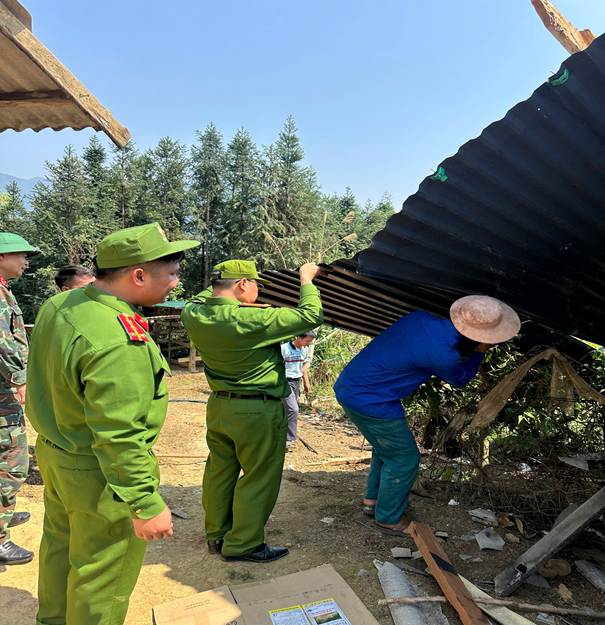Công an xã Pa tần xung kích, giúp dân khắc phục hậu quả thiên tai