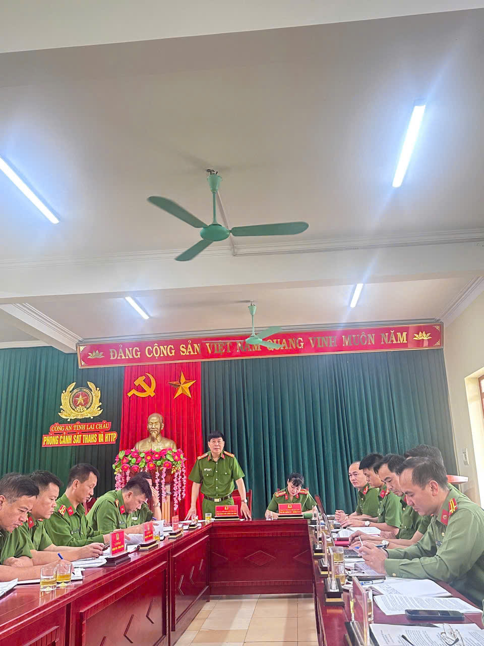 Đồng chí Đại tá Khoàng Văn Thương – Phó Giám đốc Công an tỉnh, Thủ trưởng Cơ quan QLTGTG Công an tỉnh phát biểu tại hội nghị