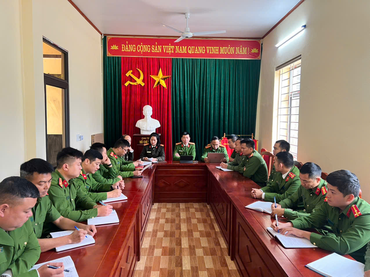 Quang cảnh cuộc họp