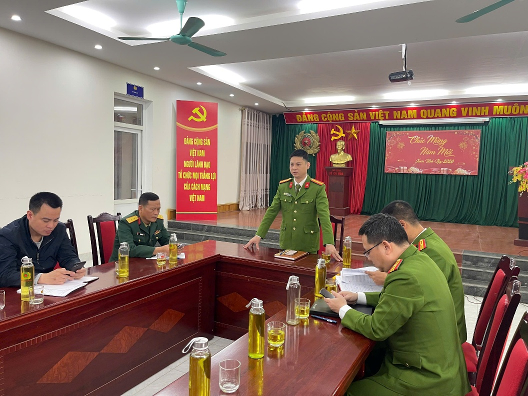 Thiếu tá Nguyễn Thành Long – Trưởng Công an xã Than Uyên phát biểu tại Hội nghị