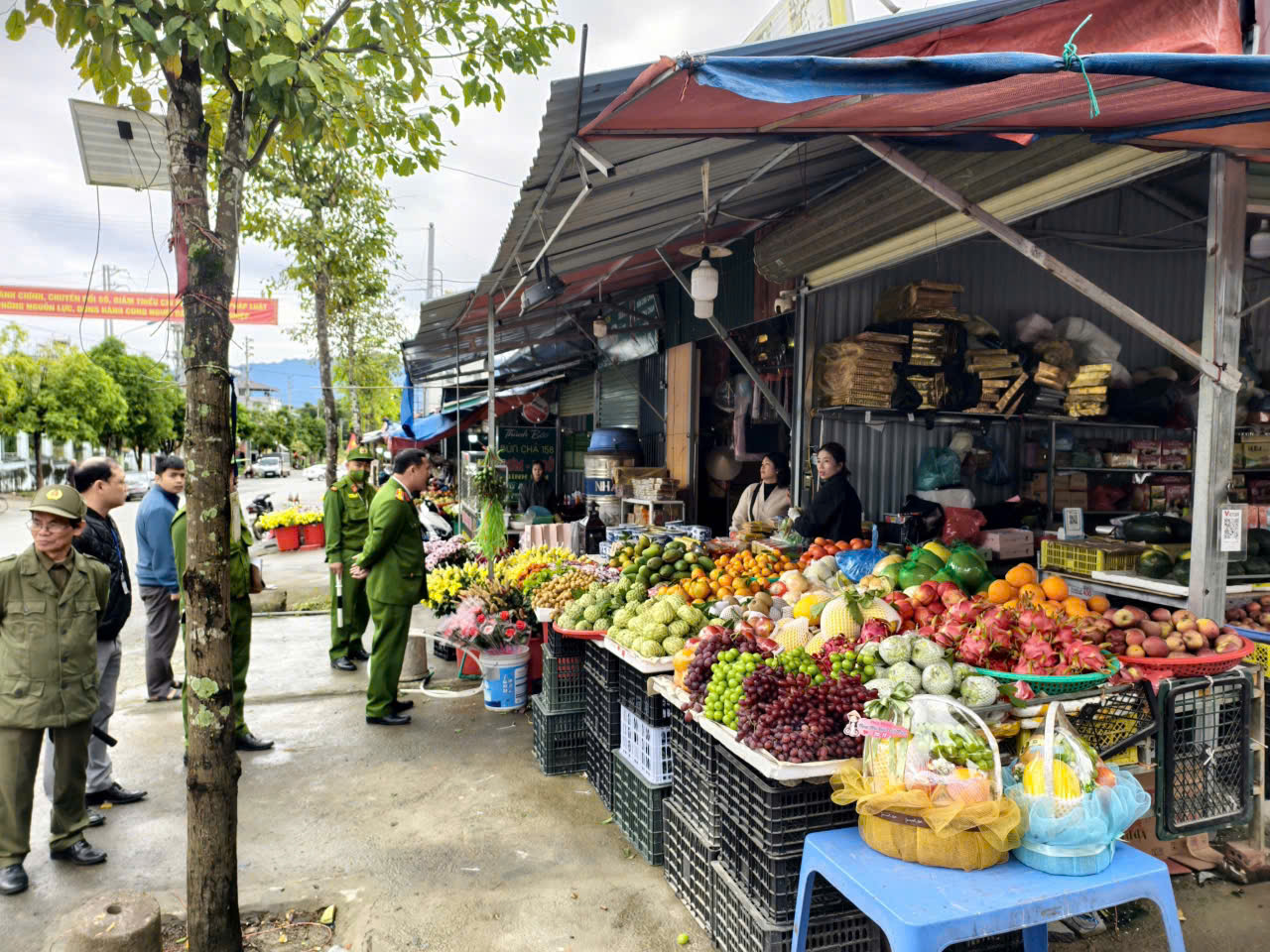 Công an phường Tân Phong tuyên truyền, nhắc nhở các hộ kinh doanh chấp hành quy định về trật tự đô thị tại khu vực cổng Bệnh viện Đa khoa tỉnh Lai Châu