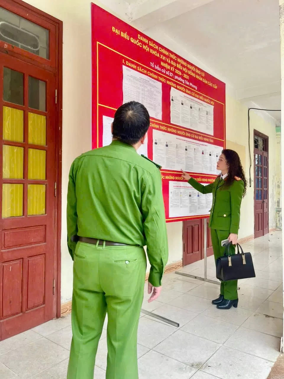 Cán bộ Công an xã hỗ trợ nhiệt tình nhân dân tích hợp tài khoản an sinh xã hội