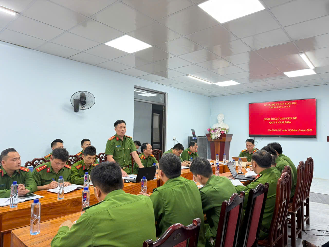 Đảng viên trong Chi bộ tham gia phát biểu ý kiến thảo luận về nội dung chuyên đề