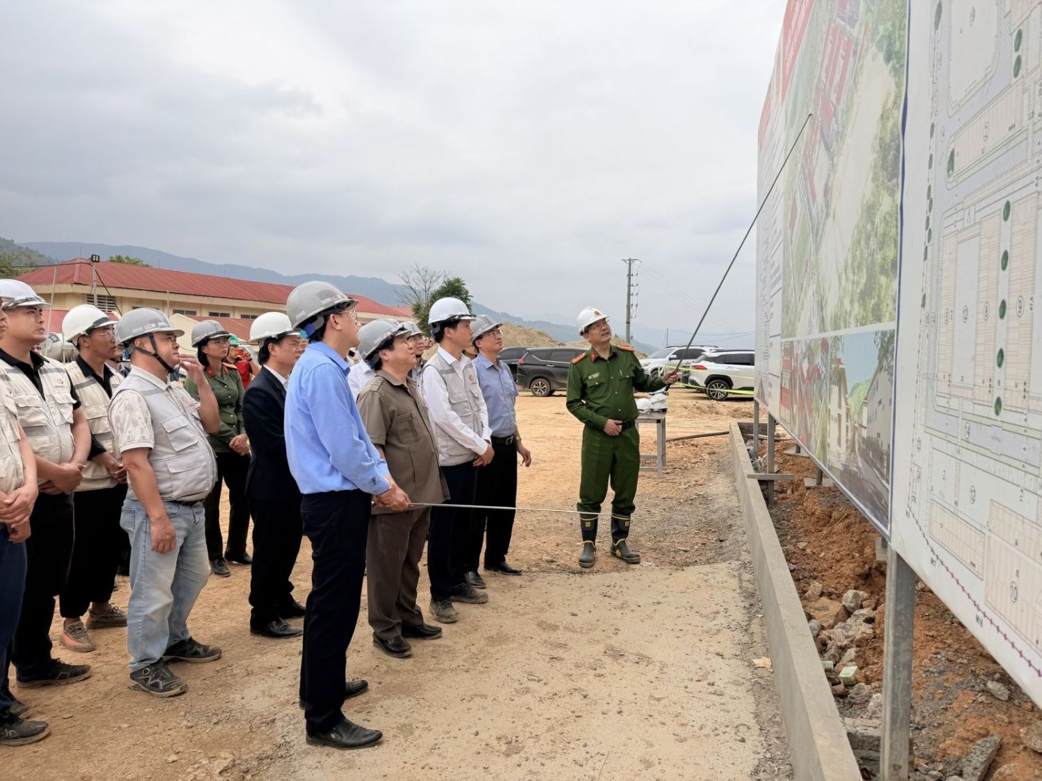 Đoàn công tác kiểm tra tiến độ xây dựng Trường phổ thông nội trú liên cấp TH&THCS xã Pa Tần.