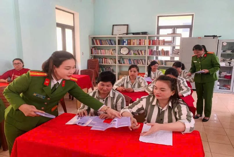 Các cán bộ Hội tuyên truyền Luật phòng, chống ma túy và chính sách nhân đạo đối với phạm nhân