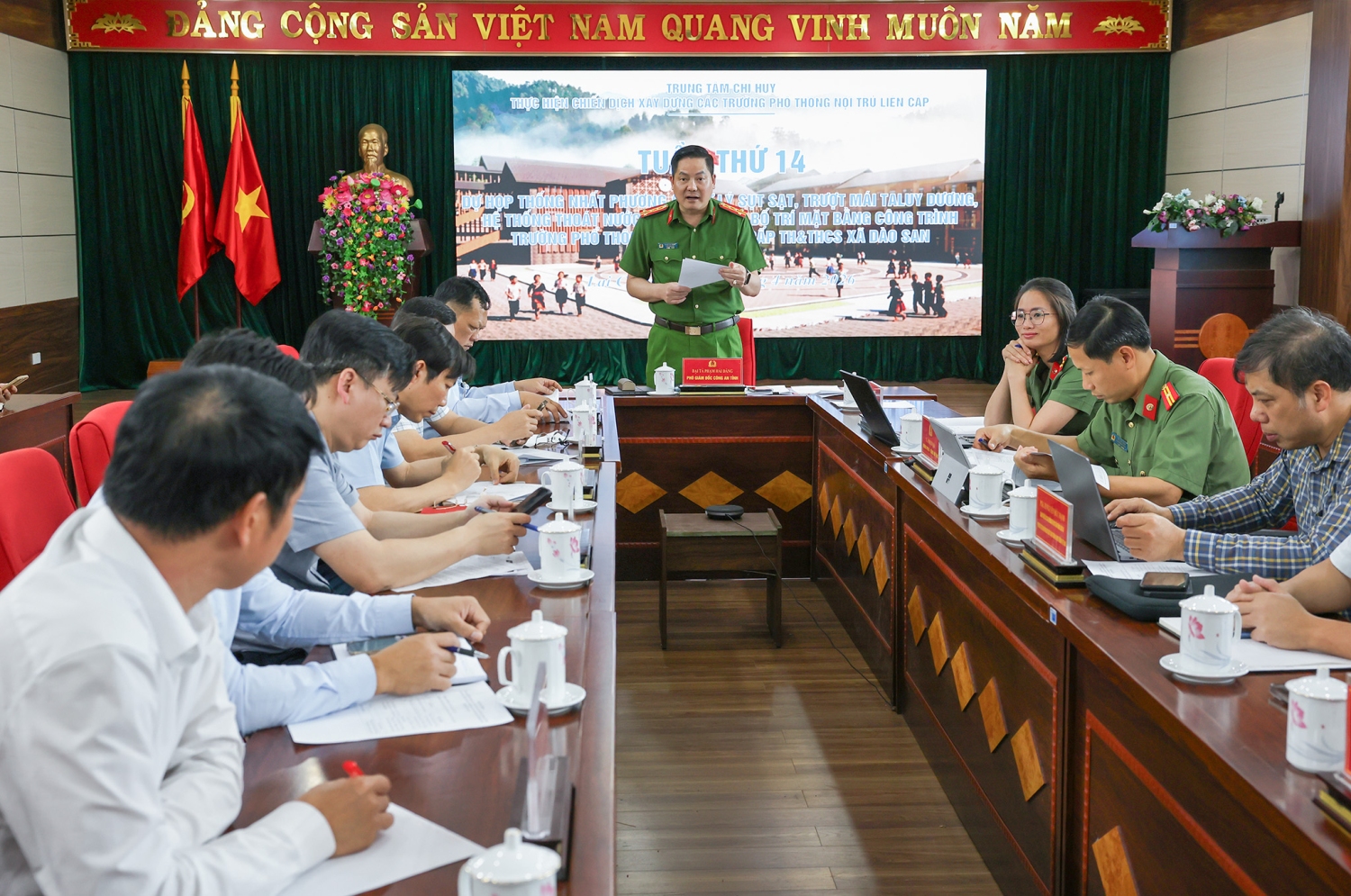 Đại tá Phạm Hải Đăng – Phó Giám đốc Công an tỉnh phát biểu tại buổi làm việc